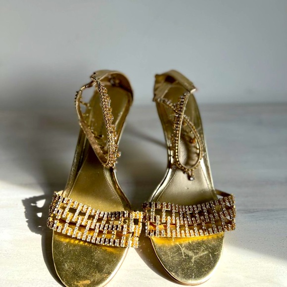 Valerie Stevens Gold Satin Pearl Toe High Heel Sandals - Picture 3 of 5